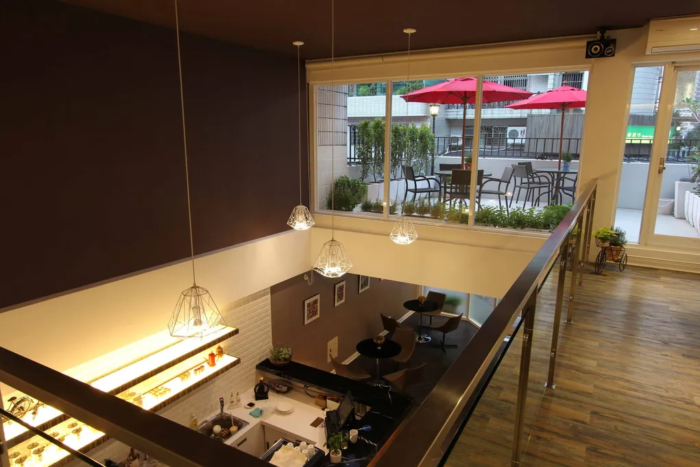 Shalom Cafe二樓開放座位與挑空視線