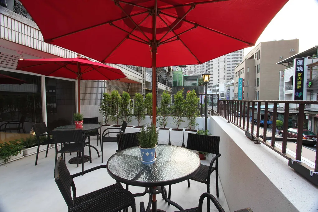 Shalom Cafe露天咖啡座與紅色陽傘
