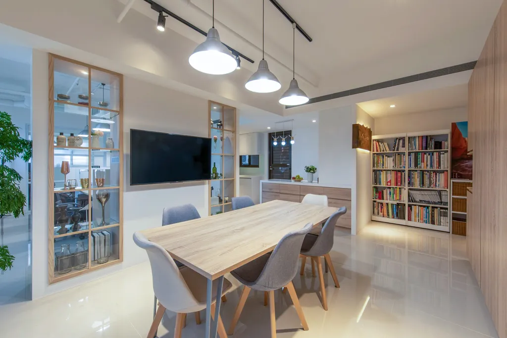 會議區與展示櫃界面整合,開放天花保留原始機電管線之住宅轉辦公空間