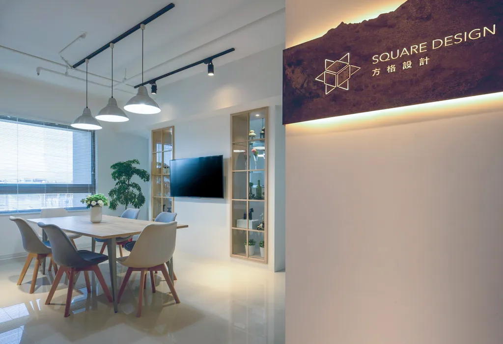 入口牆面企業識別招牌與會議區串聯,接待核心界面成立方式