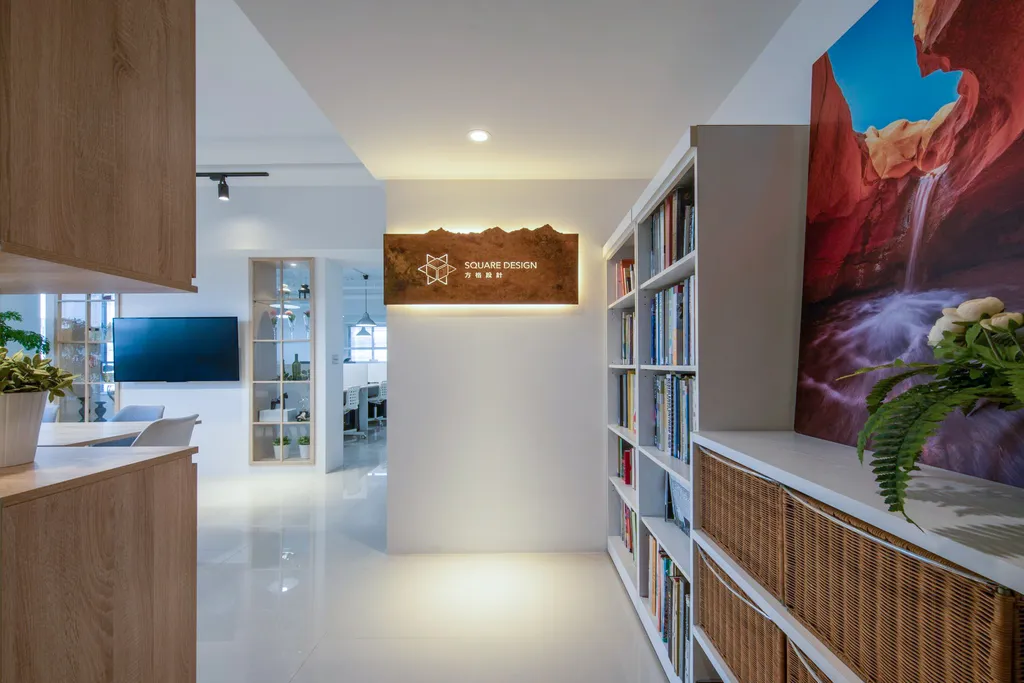 入口走道連接會議區與工作區,櫃體作為分區過渡界面