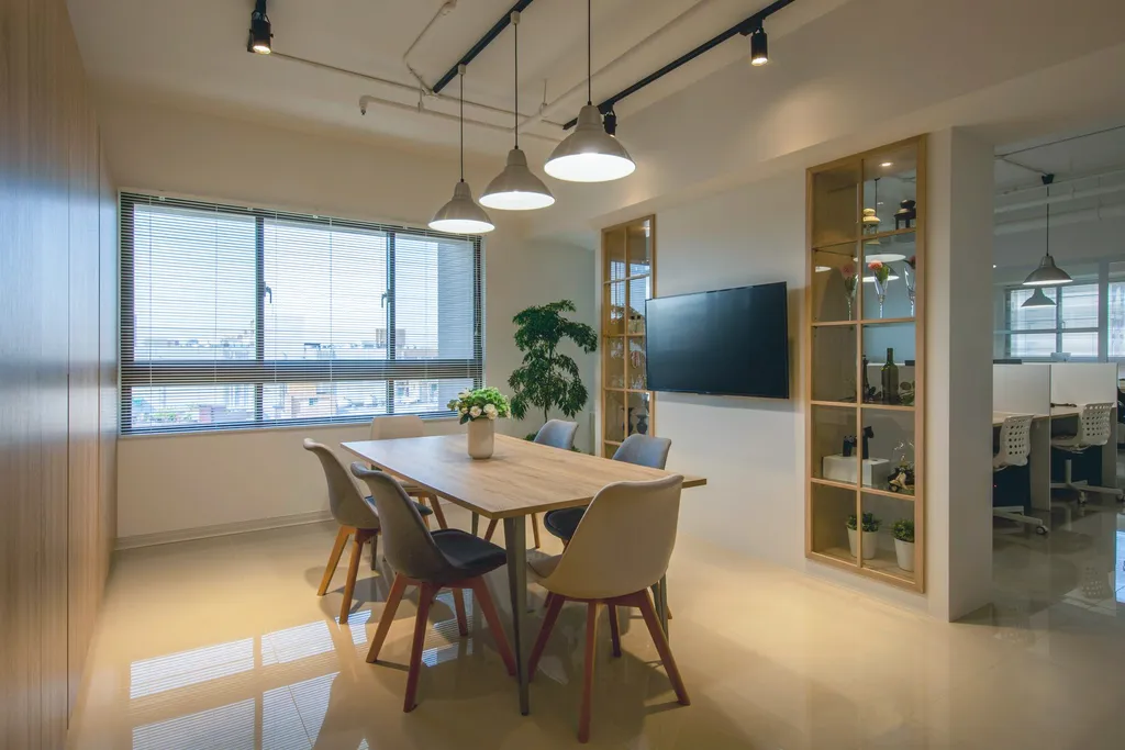 會議區臨窗配置,自然採光條件下維持住宅原窗比例