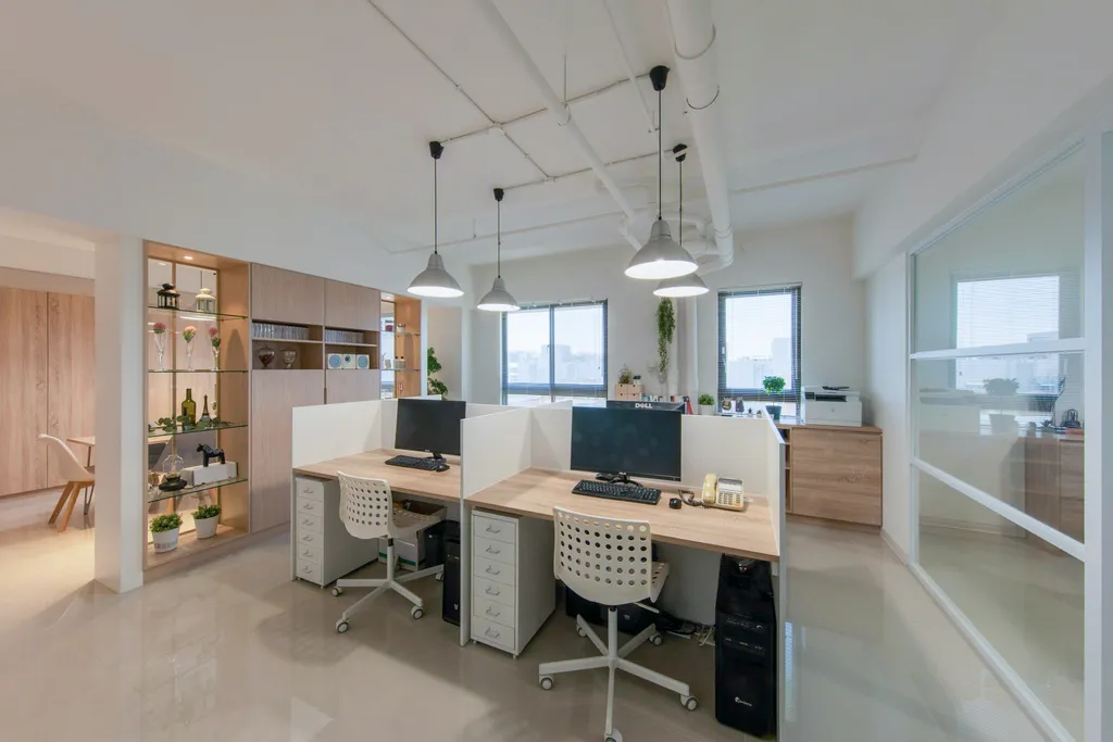 開放式工作區四人模組座位配置,增量式機電整合於原住宅主幹