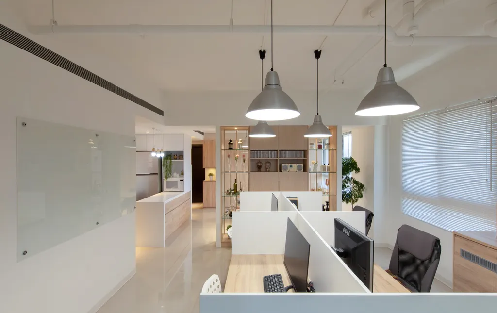 工作區與走道視線關係,開放天花保留原始管線走向