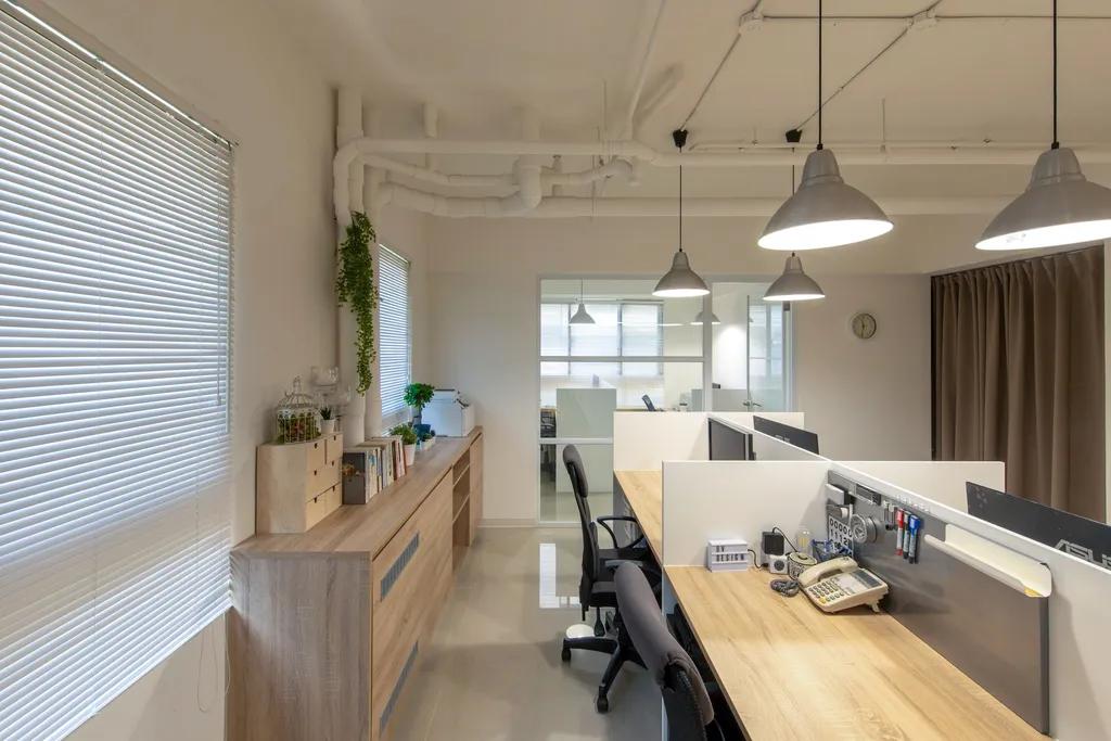 側向工作長桌與低櫃配置,形成可回復界面條件