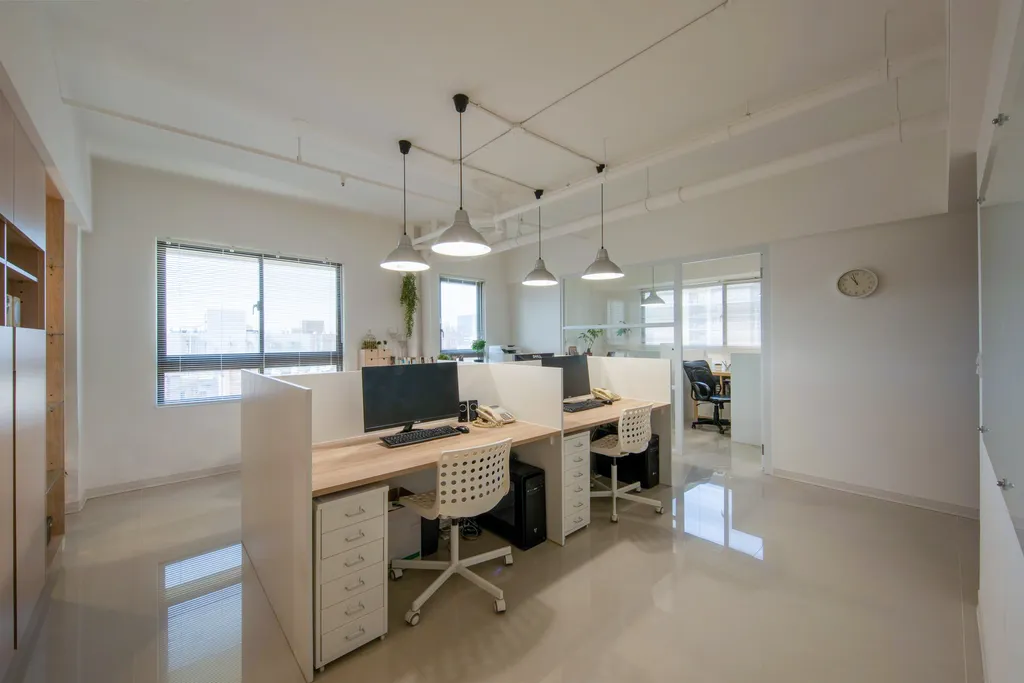 開放辦公模組座位與雙窗採光條件下的住宅比例維持策略