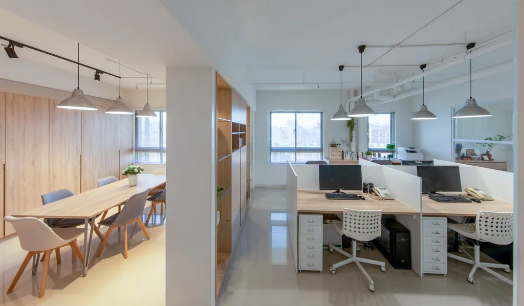 會議區與工作區並置配置,功能分區在不新增固定隔間下成立