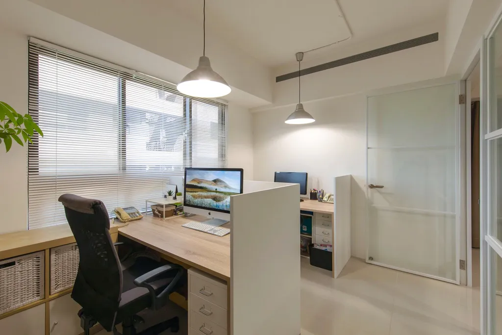 獨立辦公室半高隔屏配置,維持可拆除與回復條件