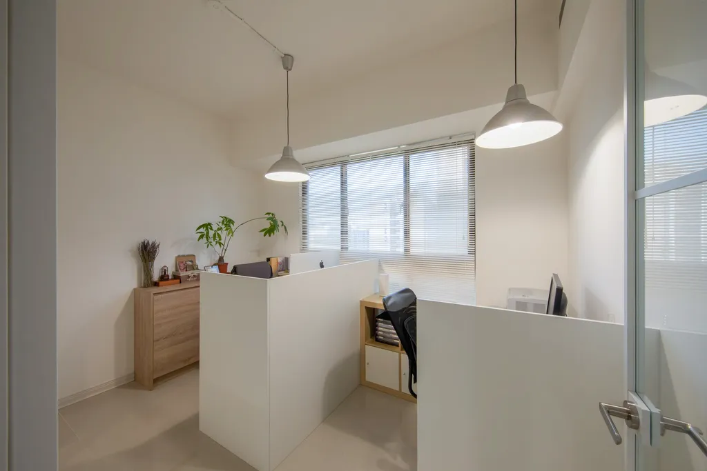 小型獨立辦公區與收納櫃整合,增量式插座與照明配置