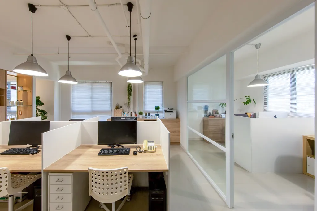 玻璃滑門會議室與開放工作區界面關係,保持住宅原格局比例