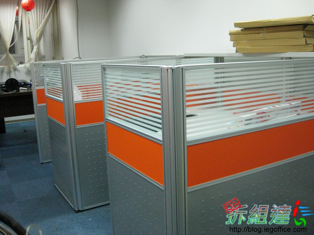 愛伊組辦公家具・條紋玻璃屏風座位